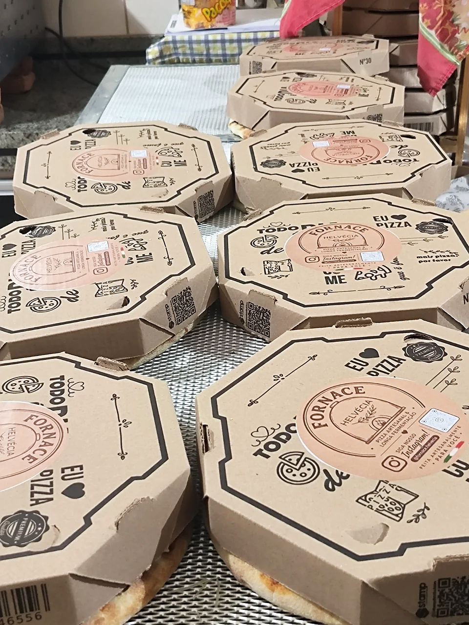 Caixas da Fornace Helvécia preparadas na cozinha